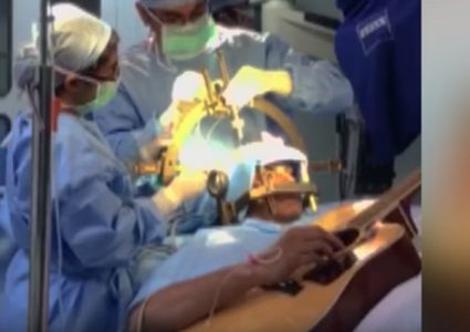 يعزف على الغيتار خلال عملية له في الدماغ (فيديو)