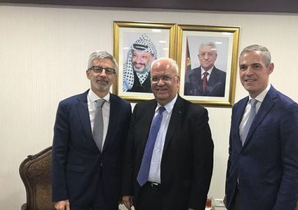 عريقات يلتقي وفدا فرنسيا