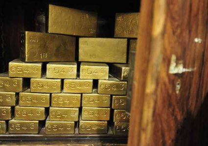 الذهب يهبط لأدنى مستوياته في عام