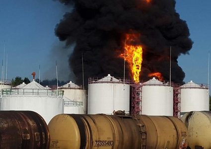 انفجار خزان نفط وسط إيران