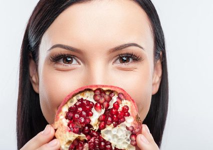 ماذا سيحدث لبشرتكِ إذا تناولتِ الرمان بشكل دوري؟