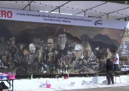 فنانون يشاركون برسم لوحة جدارية لـ"فتية الكهف"