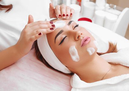 خلطات طبيعية لتهدئة حبوب الوجه