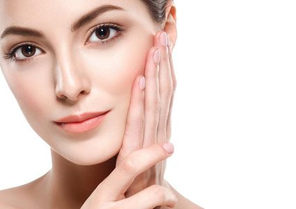 ودّعي لمعان بشرتك الدهنية