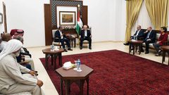 الرئيس يستقبل وفدا من الخان الأحمر