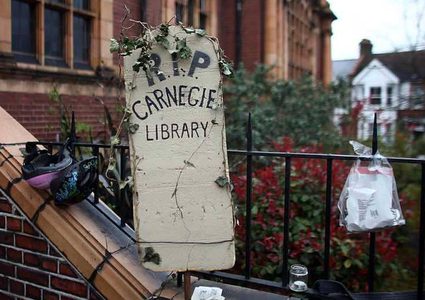 يسرق مخطوطات وكتب نادرة ويبيعها بملايين الدولارات