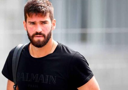 مفاجأة في ليفربول بسبب أغلى حارس في التاريخ