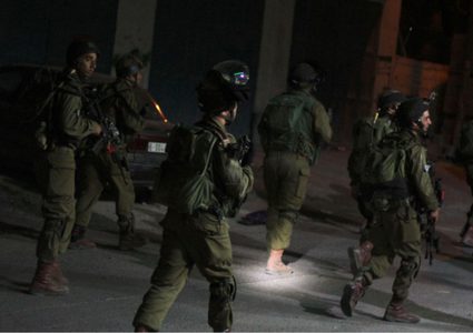 حملة اعتقالات طالت 7 مواطنين بينهم سيدة