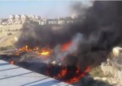 حريق كبير عند مدخل بلدة العيزرية في القدس