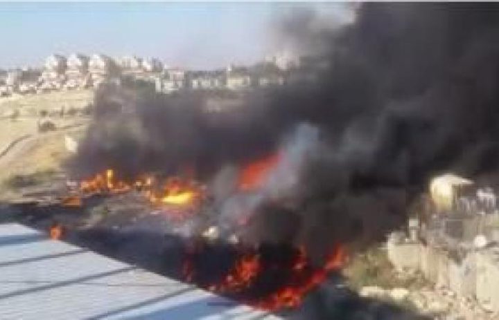حريق كبير عند مدخل بلدة العيزرية في القدس