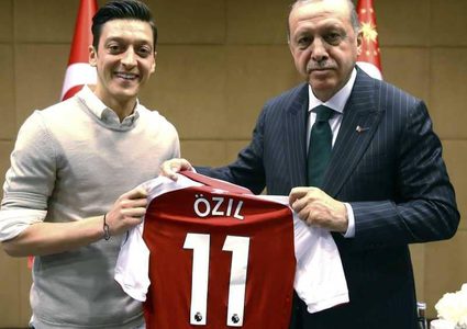 الألماني أوزيل يعلن اعتزاله اللعب الدولي