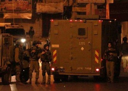 إصابات بالاختناق ومداهمة محل صرافة في طولكرم