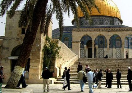 مستوطنون يقتحمون باحات الأقصى