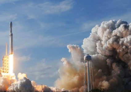 فيسبوك "ينسى الفشل" ويعود للفضاء!