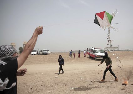 الاحتلال يستهدف مطلقي الطائرات الورقية شمال القطاع