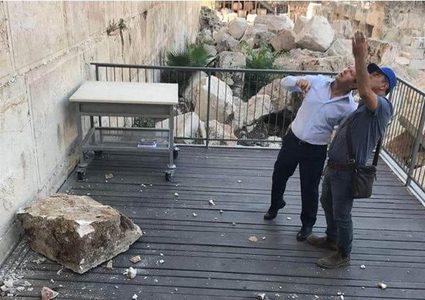 ادعيس يحذر من خطورة سقوط الحجر من حائط البراق