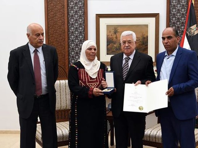 الرئيس: لن نسمح بخصم الرواتب عن الشهداء والأسرى