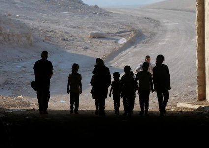 "مدرسة الإطارات".. زهرة الصحراء