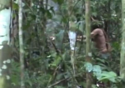 رصد رجل في غابات الأمازون نجا من إبادة قبيلته!