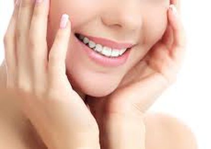 العلماء يكتشفون مادة لتبييض الأسنان بلا ضرر