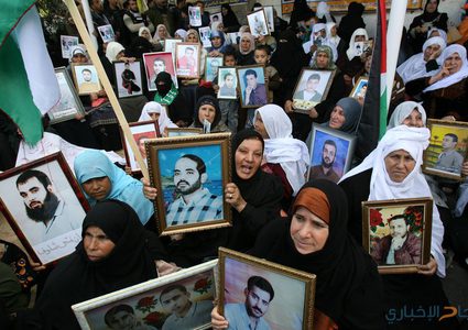 مطالبات بالتدخل لوقف سرقة مخصصات الشهداء والأسرى