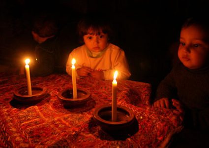 "أزمة الكهرباء" حولت الليل إلى نهار في غزة!