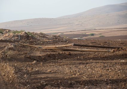 جرافات الاحتلال تدمِّر خطوط المياه في الرأس الأحمر