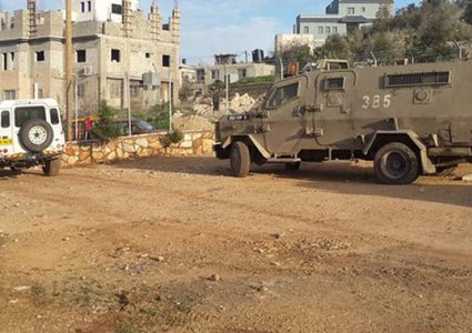 الاحتلال يسلم مواطنا اخطاراً بوقف البناء في جنين