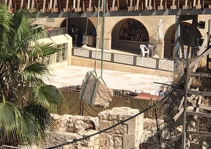 الاحتلال ينقل الحجر الساقط من السور الغربي للأقصى