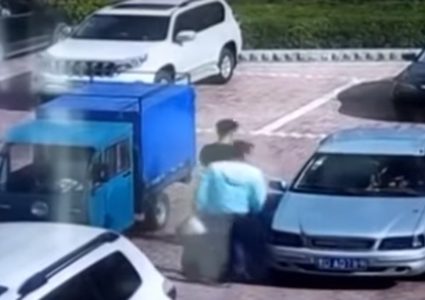 صيني "يطفئ" سيارة مشتعلة بالنفخ عليها! (فيديو)