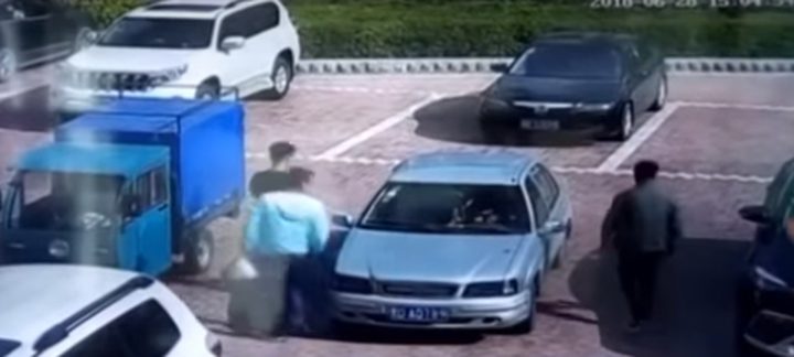 صيني "يطفئ" سيارة مشتعلة بالنفخ عليها! (فيديو)