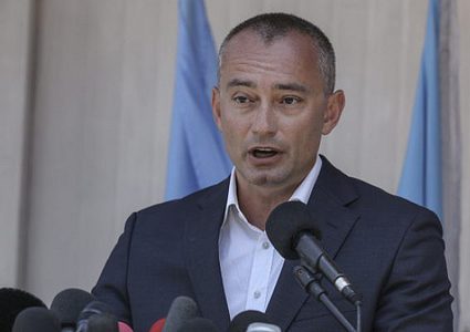 ملادينوف: إسرائيل وحماس قريبتان من الحرب