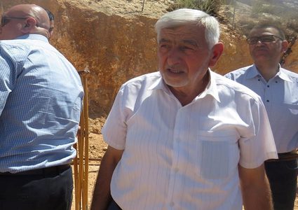 وزير الزراعة يتفقد منطقة مهددة بالاستيلاء في يطا