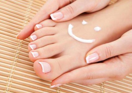 طريقة عمل البديكير بالمنزل خطوة بخطوة