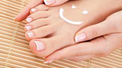 طريقة عمل البديكير بالمنزل خطوة بخطوة