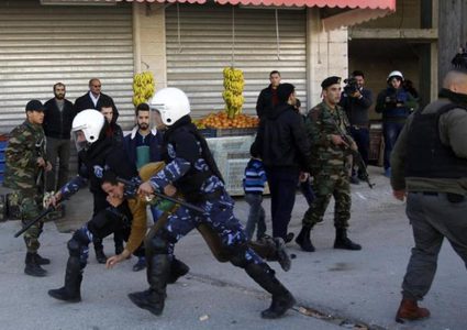 احراق 6 منازل في مخيم العروب على خلفية مقتل مواطن