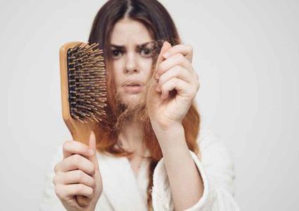 لماذا يتساقط شعر المرأة بعد الولادة ؟