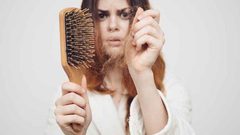 لماذا يتساقط شعر المرأة بعد الولادة ؟