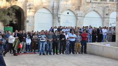 المقدسيون يؤدون صلاة العصر أمام باب الأسباط