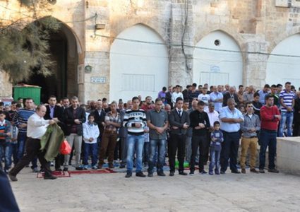 المقدسيون يؤدون صلاة العصر أمام باب الأسباط