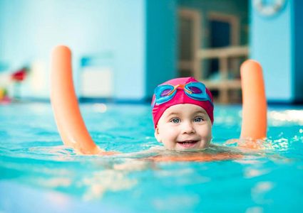 نصائح لحماية طفلك من مخاطر السباحة