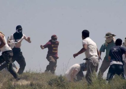 مستوطنون يحرقون منزلا ويحطمون آخر جنوب نابلس