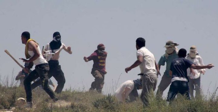 مستوطنون يحرقون منزلا ويحطمون آخر جنوب نابلس