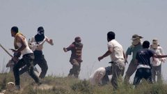 مستوطنون يحرقون منزلا ويحطمون آخر جنوب نابلس