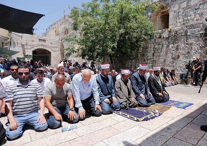 دعوات لأداء صلاة العصر قبالة باب الأسباط