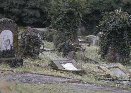 خرج من مقبرة وقتل 3 أشخاص!