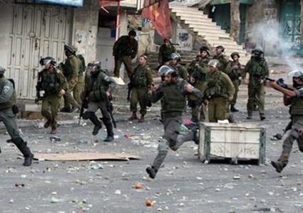 إصابة 3 شبان ومسعف في مواجهات بالخليل