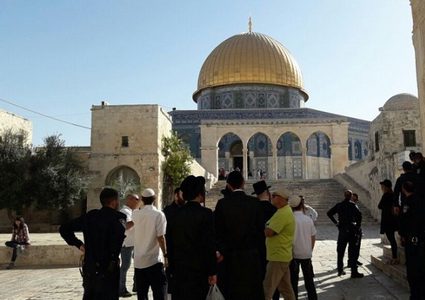 الاحتلال يبعد مقدسيتين عن المسجد الأقصى