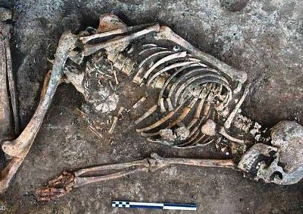 عظام امرأة دفنت قبل 4500 عام تحير العلماء