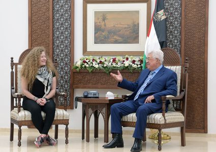 الرئيس عباس يستقبل الفتاة التميمي في مقره